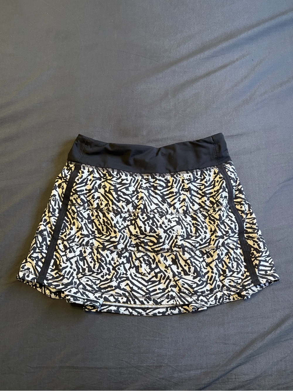Lululemon white&black abstract brushstroke design workout skirt. Size 4 tall.